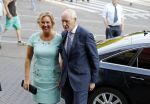 Amsterdam 4 juni 2016
Koning Willem Alexander en koningin Maxima bezoeken stadsschouwburg. Johan Remkes met partner