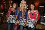 Amsterdam 26 mei 2016 
Boekpresentatie boek over ABBA in the Harbour Club . LUV ontvangt het boek uit handen van de schrijver Stany v Wymeersch