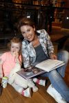 Amsterdam 29 mei 2016
Presentatie het grote knuffelboek van Nederland gemaakt door Gallyon v Vessem.
De presentatie was bij Scheltema. Mirella v Markus met dochter en vriendin