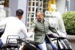 Amsterdam 3 juni 2016
Ruud Gullit op de scooter in Amsterdam zuid