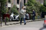 Amsterdam 23 mei 2016
Thijs Romer verlaat zijn huis om vervolgens met Katja haar auto weg te rijden.