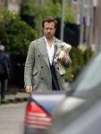 Amsterdam 23 mei 2016
Thijs Romer verlaat zijn huis om vervolgens met Katja haar auto weg te rijden.