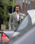 Amsterdam 23 mei 2016
Thijs Romer verlaat zijn huis om vervolgens met Katja haar auto weg te rijden.