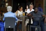Amsterdam 4 juni 2016 
Ursul de Geer met vriendin op terras bij hotel Americain.