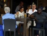 Amsterdam 4 juni 2016 
Ursul de Geer met vriendin op terras bij hotel Americain.