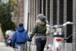 Amsterdam 18 maart 2013
Zangeres Anouk met haar zoon op straat in Amsterdam.
Peter Smulders bv