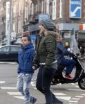 Amsterdam 18 maart 2013
Zangeres Anouk met haar zoon op straat in Amsterdam.
Peter Smulders bv