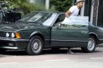 Amsterdam 2 juni 2017
Alain Clark gaat in zijn oldtimer BMW naar de school van zijn zoon waar een voorstelling wordt gegeven.