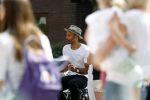Amsterdam 2 juni 2017
Alain Clark gaat in zijn oldtimer BMW naar de school van zijn zoon waar een voorstelling wordt gegeven.