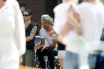 Amsterdam 2 juni 2017
Alain Clark gaat in zijn oldtimer BMW naar de school van zijn zoon waar een voorstelling wordt gegeven.