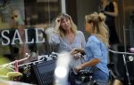 Amsterdam 21 juni 2017 
Annemieke Verdoorn met een vriendin in Amsterdam zuid