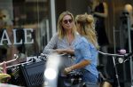 Amsterdam 21 juni 2017 
Annemieke Verdoorn met een vriendin in Amsterdam zuid