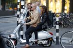 Amsterdam 16 juni 2017
Astrid Joosten achter op de vespa scooter bij Maik de Boer