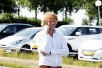Haarzuilens 21 juni 2017
Haringparty bij kasteel de Haar.  Ben Woldring bellend op parkeerplaats