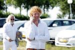 Haarzuilens 21 juni 2017
Haringparty bij kasteel de Haar.  Ben Woldring bellend op parkeerplaats