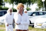 Haarzuilens 21 juni 2017
Haringparty bij kasteel de Haar.  Ben Woldring bellend op parkeerplaats