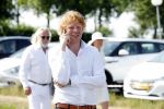 Haarzuilens 21 juni 2017
Haringparty bij kasteel de Haar.  Ben Woldring bellend op parkeerplaats