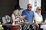 Amsterdam 15 juni 2017  
John Karthaus en zijn zwangere vrouw Carolien Spoor op terras