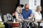 Amsterdam 15 juni 2017  
John Karthaus en zijn zwangere vrouw Carolien Spoor op terras