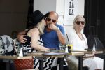 Amsterdam 15 juni 2017  
John Karthaus en zijn zwangere vrouw Carolien Spoor op terras
