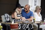 Amsterdam 15 juni 2017  
John Karthaus en zijn zwangere vrouw Carolien Spoor op terras
