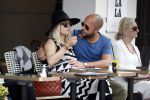 Amsterdam 15 juni 2017  
John Karthaus en zijn zwangere vrouw Carolien Spoor op terras