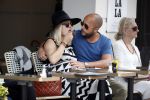 Amsterdam 15 juni 2017  
John Karthaus en zijn zwangere vrouw Carolien Spoor op terras