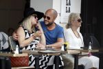 Amsterdam 15 juni 2017  
John Karthaus en zijn zwangere vrouw Carolien Spoor op terras