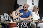 Amsterdam 15 juni 2017  
John Karthaus en zijn zwangere vrouw Carolien Spoor op terras
