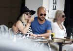Amsterdam 15 juni 2017  
John Karthaus en zijn zwangere vrouw Carolien Spoor op terras