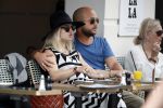 Amsterdam 15 juni 2017  
John Karthaus en zijn zwangere vrouw Carolien Spoor op terras