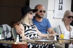 Amsterdam 15 juni 2017  
John Karthaus en zijn zwangere vrouw Carolien Spoor op terras
