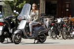 Amsterdam 23 mei 2017
Chelsey Weimar met haar vespa scooter