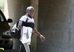 Amsterdam 15 juni 2017   
De vader van Memphis Depay Dennis loopt naar zijn huis.