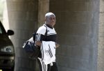 Amsterdam 15 juni 2017   
De vader van Memphis Depay Dennis loopt naar zijn huis.