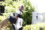 Amsterdam 15 juni 2017   
De vader van Memphis Depay Dennis loopt naar zijn huis.