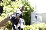 Amsterdam 15 juni 2017   
De vader van Memphis Depay Dennis loopt naar zijn huis.