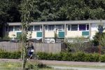 Amsterdam 15 juni 2017   
De vader van Memphis Depay Dennis loopt naar zijn huis.