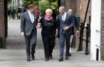 Vught 13 juni 2017
Herdenkingsdienst/ begrafenis van Sandra Reemer in kasteel Maurick. Erica Terpstra met Onno Hoes en Albert Verlinde