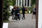 Vught 13 juni 2017
Herdenkingsdienst/ begrafenis van Sandra Reemer in kasteel Maurick. Evert Santegoeds met schoonmoeder en vriend Robert Halewijn