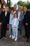 Fijnaart,21 Mei 2017
Eerste Heilige Communie van Lucas Bauer
Frans Bauer met Mariska Bauer Christiaan Bauer Jan Bauer Frans Bauer en Lucas