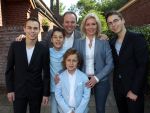 Fijnaart,21 Mei 2017
Eerste Heilige Communie van Lucas Bauer
Frans Bauer met Mariska Bauer Christiaan Bauer Jan Bauer Frans Bauer en Lucas