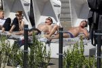 Amsterdam 26 mei 2017
De toppers Gerard Joling en Jeroen v d Boom met zijn vrouw Dani en Wino Omtzigt in hetb zonnetje bij het Amstel Hotel