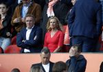 Rotterdam 9 juni 2017Hans v Breukelen met zijn vriendin Carolein op de trivbune bij Nederland - Luxemburg in de kuip