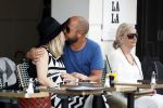 Amsterdam 15 juni 2017  
John Karthaus en zijn zwangere vrouw Carolien Spoor op terras