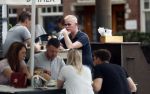 Amsterdam 2 juni 2017
John Lukken met vriend op terras