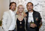 Amsterdam 16 juni 2017
Presentatie nieuwe vodka van Michiel Mol Caramol in de gallery van Joseph Klibansky op de pc hooftstraat. Joseph met zijn broer en zus
