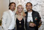 Amsterdam 16 juni 2017
Presentatie nieuwe vodka van Michiel Mol Caramol in de gallery van Joseph Klibansky op de pc hooftstraat. Joseph met zijn broer en zus