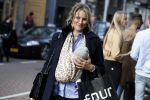 Amsterdam 12 mei 2017
Lieke v Lexmond met baby in draagzak en haar zus Jetteke v Lexmond op de pc hooftstraat