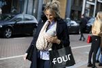 Amsterdam 12 mei 2017
Lieke v Lexmond met baby in draagzak en haar zus Jetteke v Lexmond op de pc hooftstraat